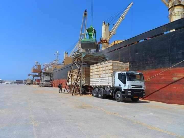 ميناء بنغازي البحري يستقبل شحنات قمح واسمنت وسيارات من السوق الأوروبي