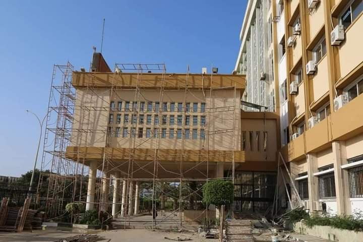 بلدية بنغازي تواصل أعمال صيانة مبنى الخِزانة العامة