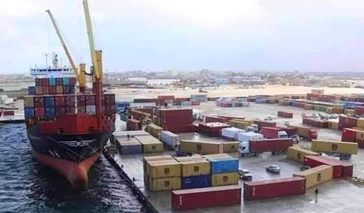ميناء بنغازي البحري يستقبل 465 حاوية لبضائع و سلع متنوعة