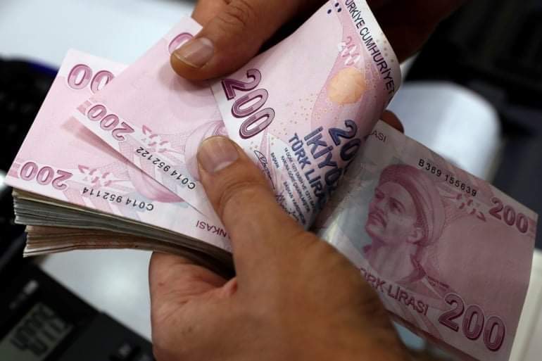 الليرة التركية تتراجع بنسبة 15% مقابل الدولار