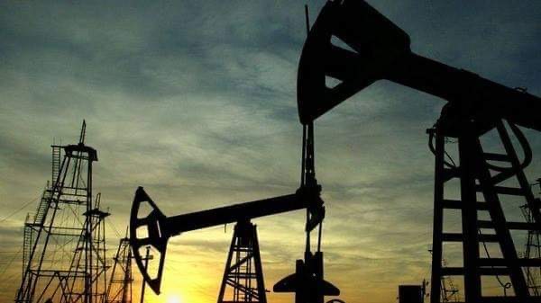 أسعار النفط تواجه ضغوطا من عوامل العرض والطلب