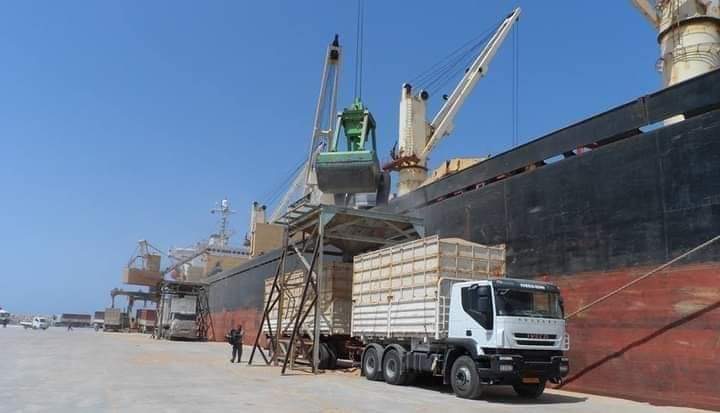 ميناء بنغازي البحري يستقبل 2245 سيارة و أطنان من حبوب القمح