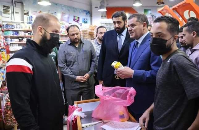 الدبيبة يتفقد أسعار السلع الأساسية بمدينة طرابلس