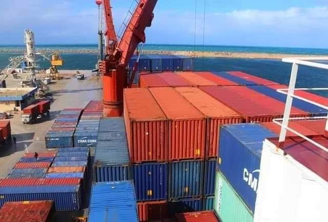 وصول 257 حاوية لبضائع متنوعة و891 سيارة لميناء بنغازي البحري