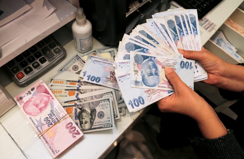 الليرة التركية تهوي إلى أدنى مستوياتها أمام الدولار