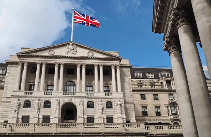 الكبير يستعرض عملية توحيد المصرف خلال لقاء جمعه بمحافظ مصرف إنجلترا المركزي .