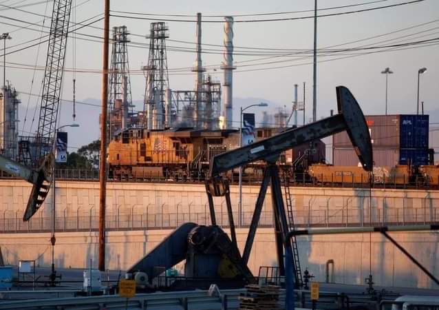 ارتفاع أسعار النفط إلى 90 دولار للبرميل منذ عام 2014