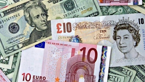 إنخفاض اليورو واستقرار سعر الدولار في التعاملات الرسمية اليوم الأحد.