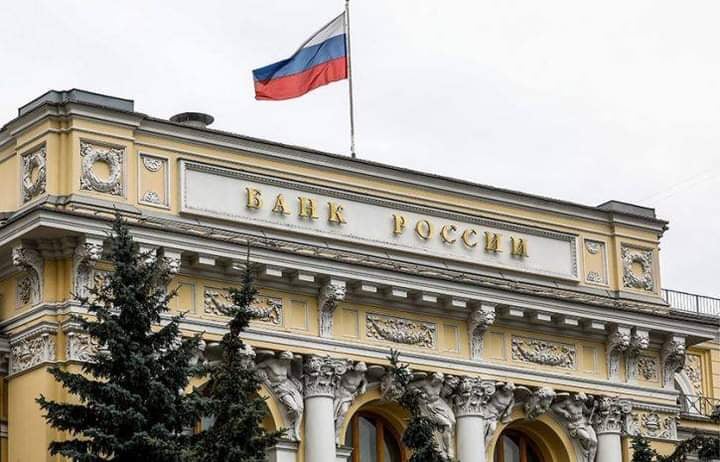البنك المركزي الروسي يرفع سعر الفائدة إلى 20% لمواجهة انخفاض قيمة الروبل