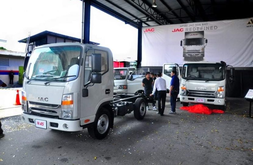 توقيع اتفاقية تكامل صناعي بين شركة المقطورات ووكيل شاحنات جاك الصينية