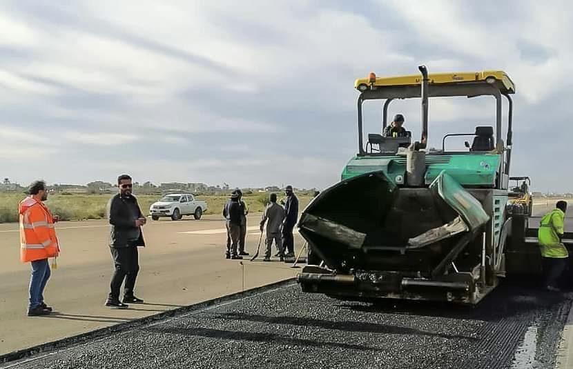 إستئناف أعمال صيانة مهبط مطار مصراتة