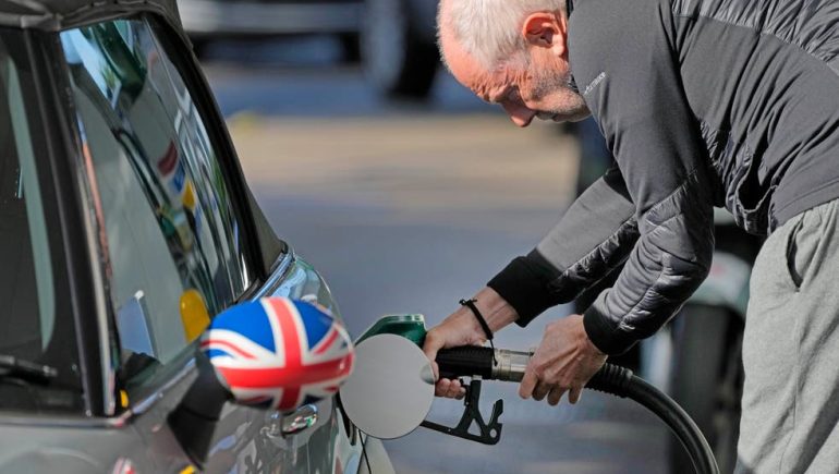 بريطانيا تخفض رسوم الوقود بمقدار 5 بنسات للتر لمدة عام