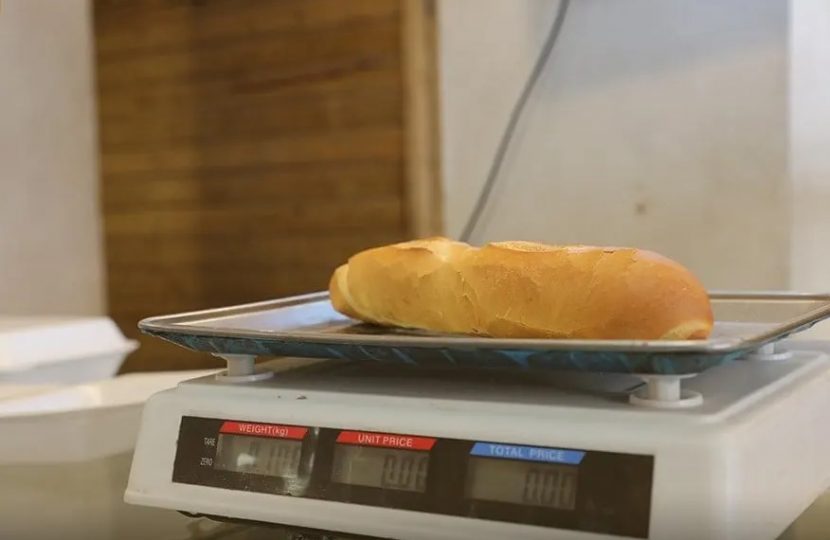بموجب قرار حكومي رغيف الخبز على الميزان