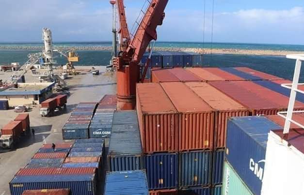 وصول 796 حاوية لبضائع متنوعة و555 سيارة لميناء بنغازي البحري