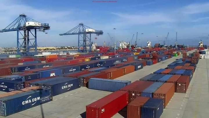 وصول 482 حاوية بضائع متنوعة و1226 ألف سيارة لميناء بنغازي البحري