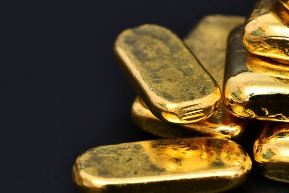 انخفاض السعر الفوري للذهب العالمي بنسبة 1% إلى 1808.89 دولار للأوقية