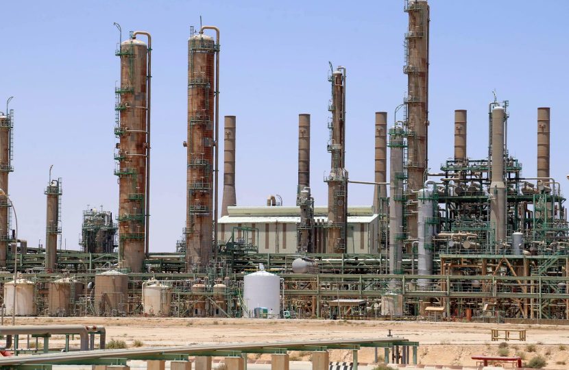 بسبب إغلاق الحقول والموانئ . انخفاض إنتاج ليبيا من النفط إلى 100 ألف برميل يومياً.