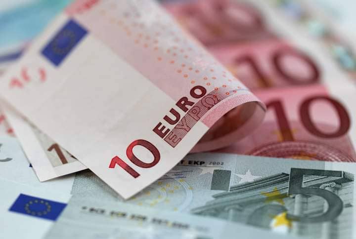ارتفاع سعر اليورو بنسبة 0.5% إلى 1.0563 دولار وانباء عن رفع الفائدة