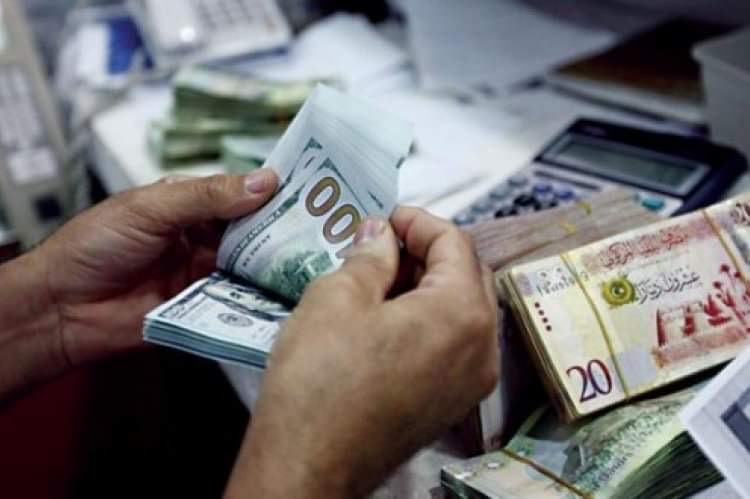تفاوت في سعر صرف الدولار بين اسواق طرابلس وبنغازي لهذا الاسبوع