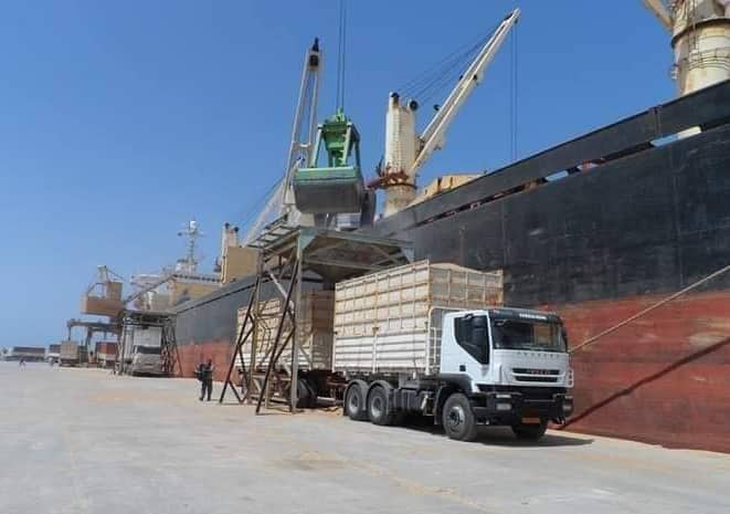 وصول آلاف الأطنان من حبوب الأرز والقمح ومئات البضائع لميناء بنغازي البحري