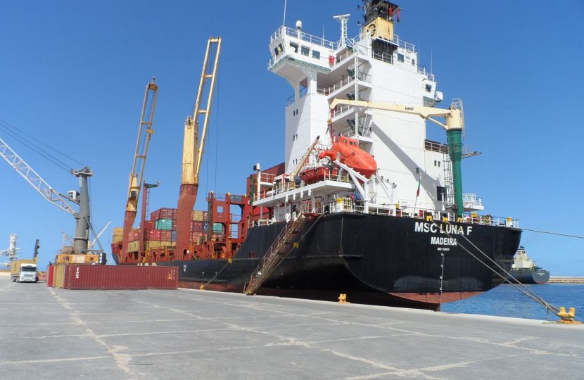 وصول مئات الحاويات وآلاف الأطنان من الصويا و2890 سيارة لميناء بنغازي البحري
