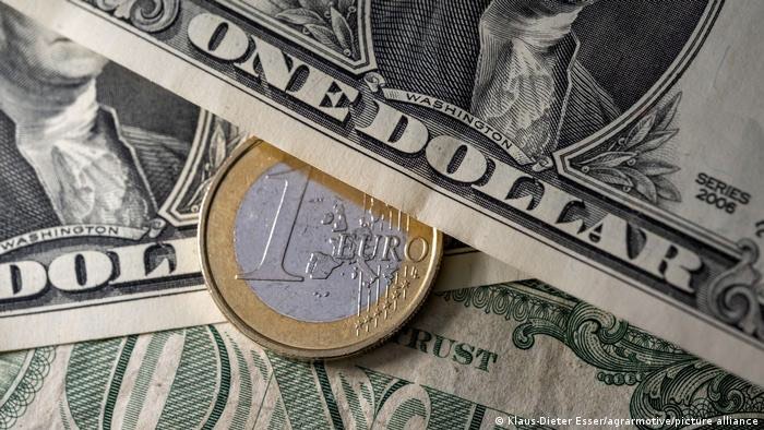 سعر اليورو يعود ليتجاوز الدولار قبيل إجتماع مرتقب للفيدرالي الأمريكي