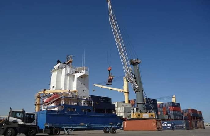 وصول 483 حاوية لبضائع متنوعة و15000 ألف طن من الذرة لميناء طرابلس البحري