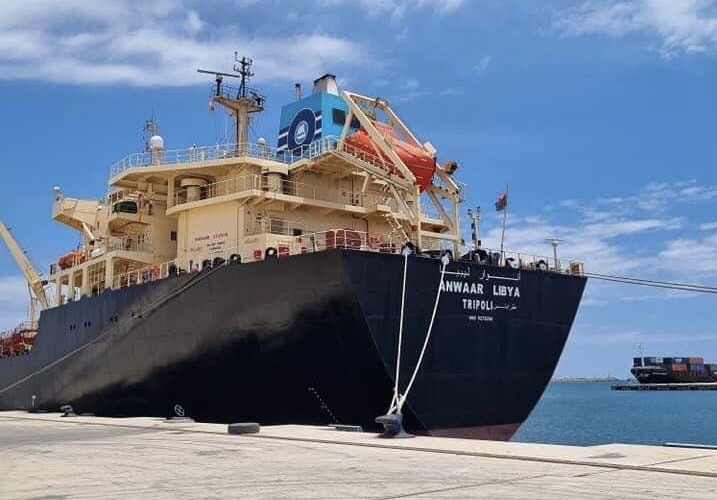 وصول ناقلة أنوار ليبيا لميناء مصراتة محملة ب25 ألف طن من البنزين .