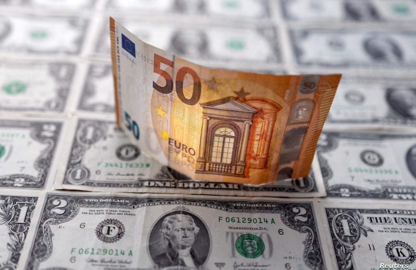 اليورو يتساوى مع الدولار لأول مرة منذ عقدين.