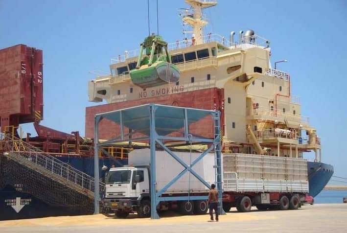 وصول 220 حاوية لبضائع وسلع و آلاف الأطنان من القمح والذرة لميناء الخمس التجاري