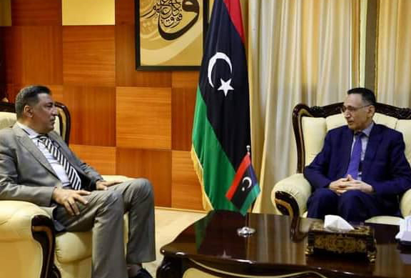 الاقتصاد تتابع مع غرفة التجارة ببنغازي توريد السلع الأساسية وفقاً للمعايير الليبية