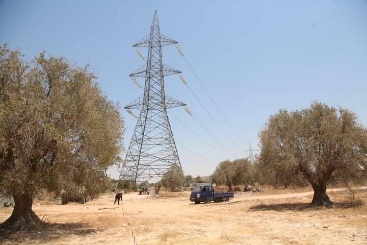 شركة الكهرباء تواصل أعمال صيانة خط نقل الطاقة بين محطتي جنوب وغرب طرابلس