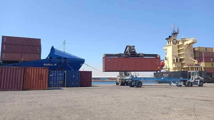 وصول 294 حاوية بضائع و2778 طن من كتل الرخام لميناء طرابلس البحري
