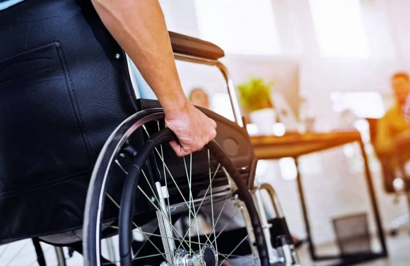 4382 موظف من ذوي الإعاقة بالقطاعات الإدارية ومطالبات بتوفير المرافق الملائمة لهم