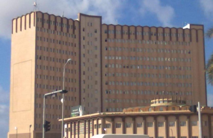 إزالة برج اتصالات متضرر بمبنى الإدارة العامة لشركة هاتف ليبيا