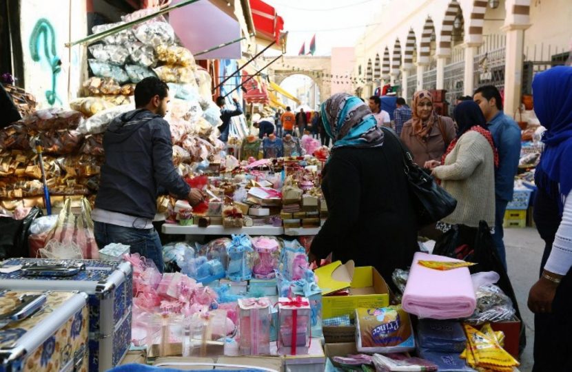 تعديل سعر الصرف أم رفع المرتبات، كيف ينتعش السوق الليبي ؟