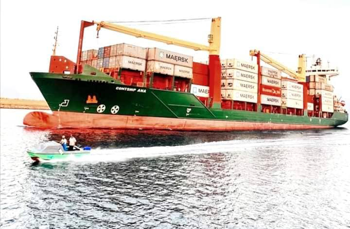 وصول أكثر من 27 ألف طن من القمح الصب و523 حاوية بضائع لميناء الخمس التجاري