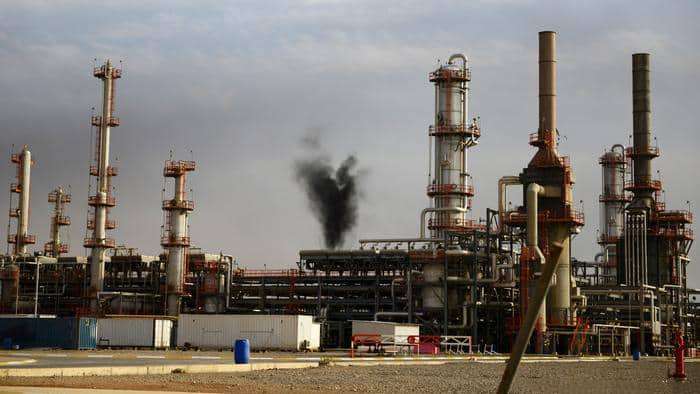 اتحاد عمال النفط والغاز يطالب بإنصاف العاملين بالقطاع وإلغاء الضرائب