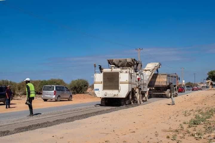 بلدية بنغازي تشرع في صيانة طريق حيوية بمنطقة القوارشة