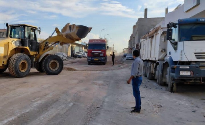بلدية بنغازي تشرع في أعمال رصف وصيانة وتوسعة شوارع مناطق حي السلام وبوعطني