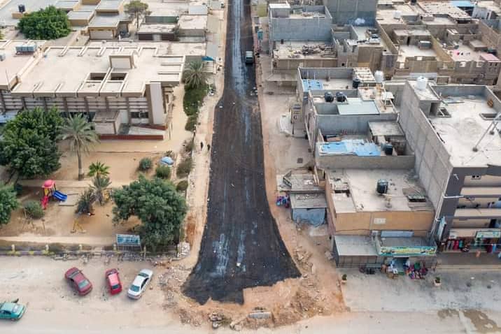 بلدي بنغازي يقوم برصف شوارع مناطق المحيشي وبوهديمة والقوارشة