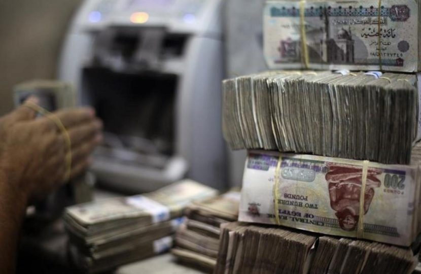 الجنيه المصري يهبط لمستوى قياسي والبنك الدولي يرحب بـ”مرونة سعر الصرف”