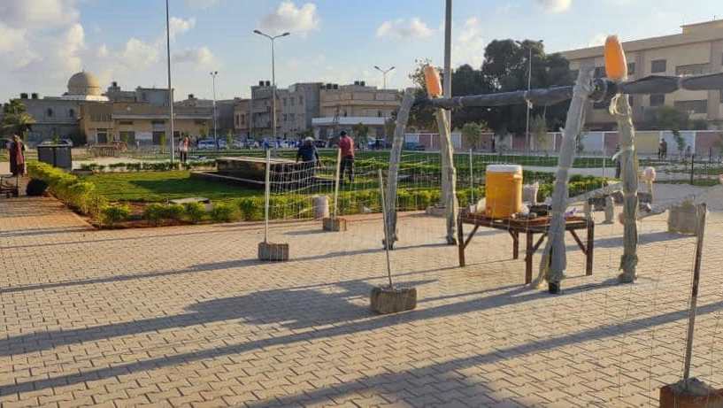 بلدي بنغازي يواصل أعمال رصف الطرق وتجهيز الحدائق بالمدينة