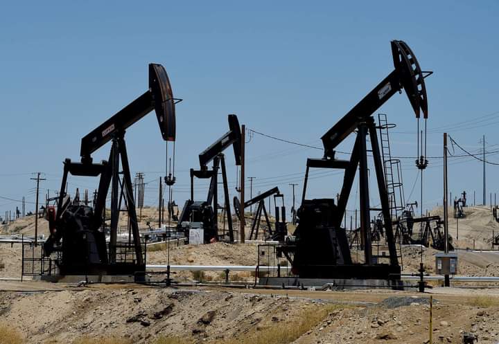 انخفاض العقود الآجلة لخام برنت النفطي 1.6 % إلى 96.99 دولار للبرميل