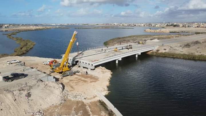 بلدية بنغازي تباشر أعمال نقل وتركيب كمرات الجسر الثاني بالمدينة