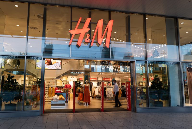 شركة H&M لبيع الأزياء بالتجزئة تلغي 1500 وظيفة لتوفير التكاليف
