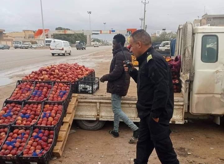 الحرس البلدي مصراتة يحظر بيع الخضروات والفاكهة في الشوارع العامة