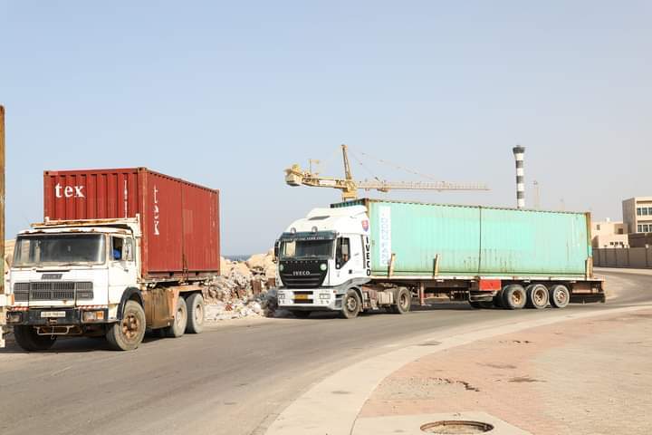 وصول معدات وقطع غيار لمحطة كهرباء الخمس لميناء طرابلس البحري