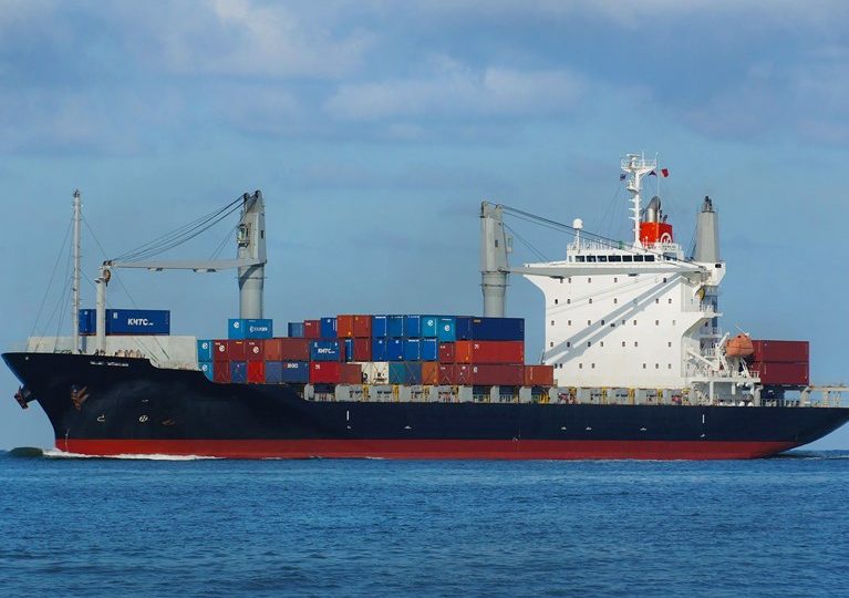 وصول 385 حاوية بضائع و 2600 طن من الإسفلت لميناء طرابلس البحري