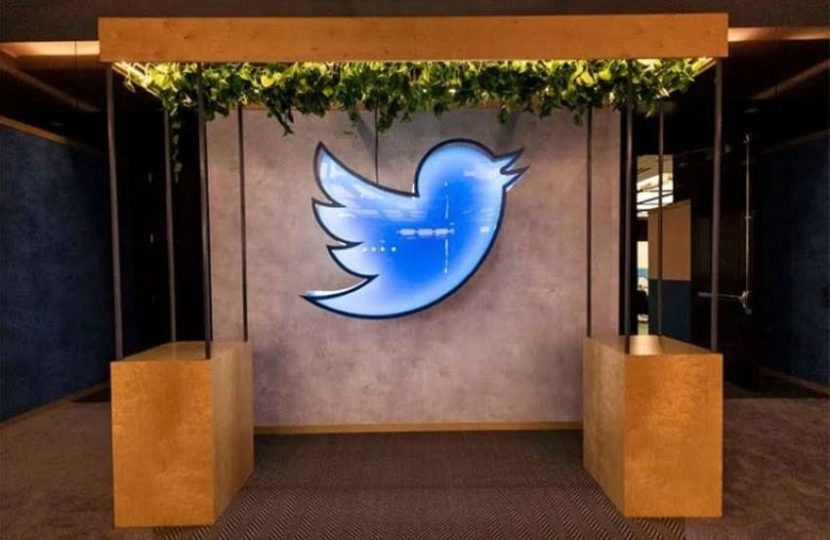 تويتر تعرض أثاث مكاتبها و”طائرها الأزرق” وماكينة القهوة للبيع في المزاد